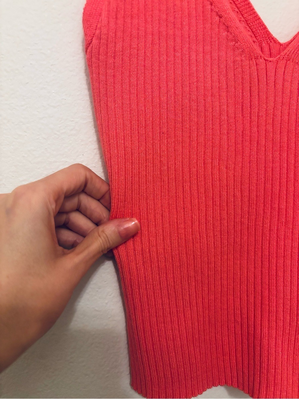Cropped Pink Ribbed V-Neck Tank Top - Picture 2 of 7